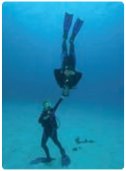 جابجا کردن غواص غوطه ور در آب تنها با یک دست